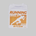 Bitcoin hardloopshirt Hal Finney in wit, rugprint met oranje hardloper, RUNNING BITCOIN, 2009 en Hal Finney