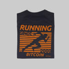 Bitcoin hardloopshirt Hal Finney in donkergrijs, rugprint met oranje hardloper, RUNNING BITCOIN, 2009 en Hal Finney