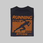 Bitcoin hardloopshirt Hal Finney in donkergrijs, rugprint met oranje hardloper, RUNNING BITCOIN, 2009 en Hal Finney