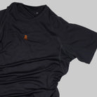 Bitcoin hardloopshirt Hal Finney in donkergrijs, detailopname van de voorkant met klein oranje Bitcoin21-logo en raglanmouw