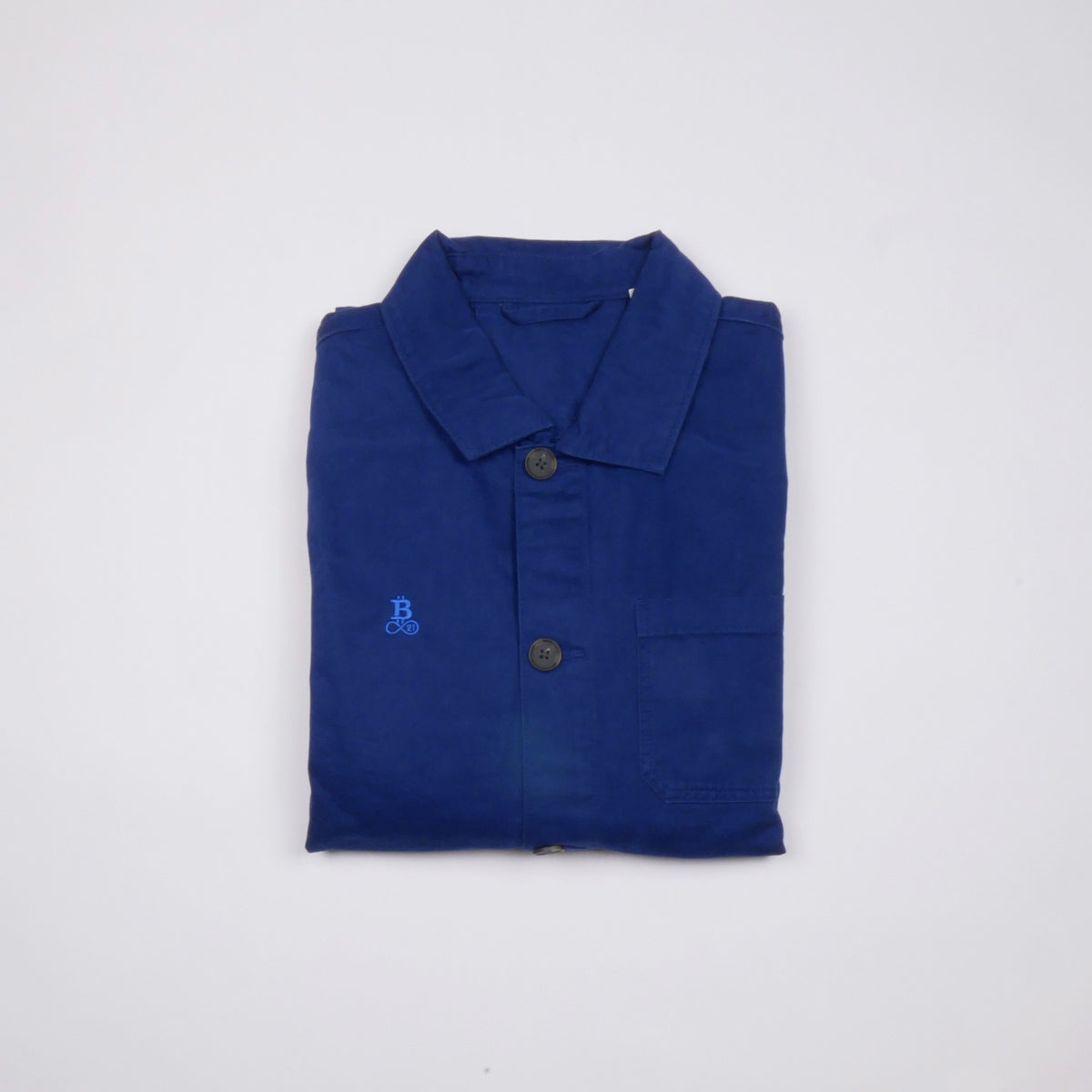 Bitcoin Worker Jacket Privacy in Washed Indigo, gefaltet von vorn mit Ton in Ton gesticktem Bitcoin21-Logo