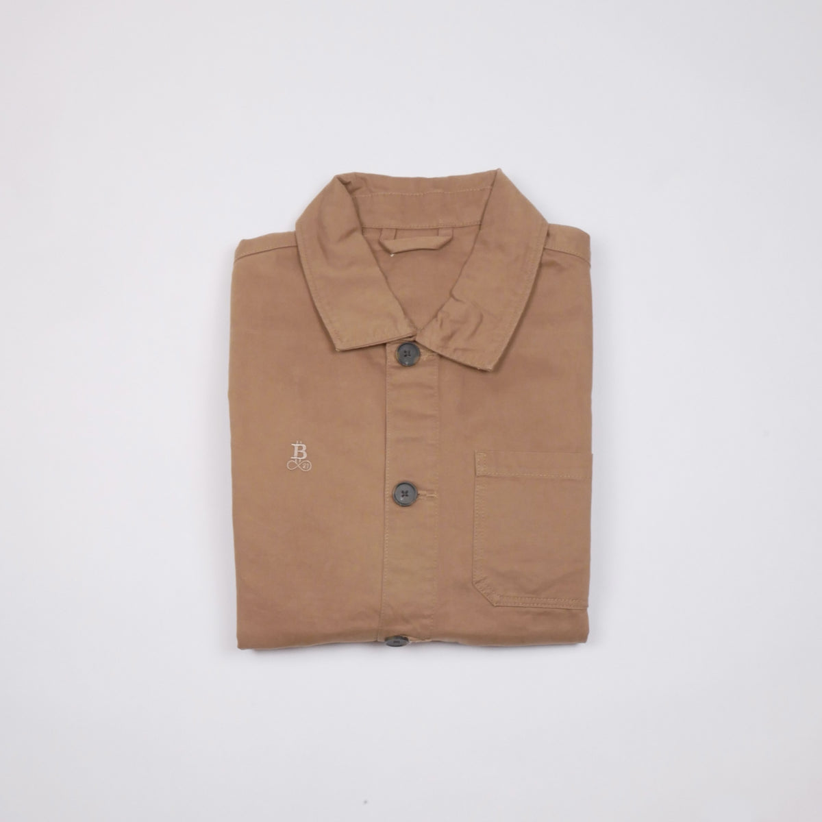 Bitcoin Worker Jacket Privacy in Washed Dark Camel, gefaltet von vorn mit Ton in Ton gesticktem Bitcoin21-Logo
