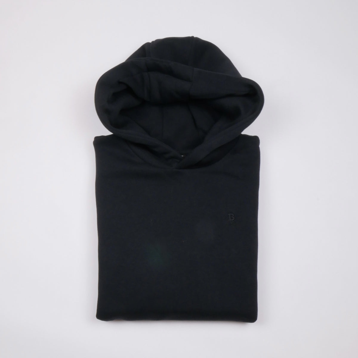 Bitcoin Hoodie Oversized Privacy in Schwarz, gefaltet von vorn mit Ton in Ton gesticktem Bitcoin21-Logo