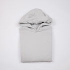 Bitcoin Hoodie Oversized Privacy in Hellgrau, gefaltet von vorn mit Ton in Ton gesticktem Bitcoin21-Logo