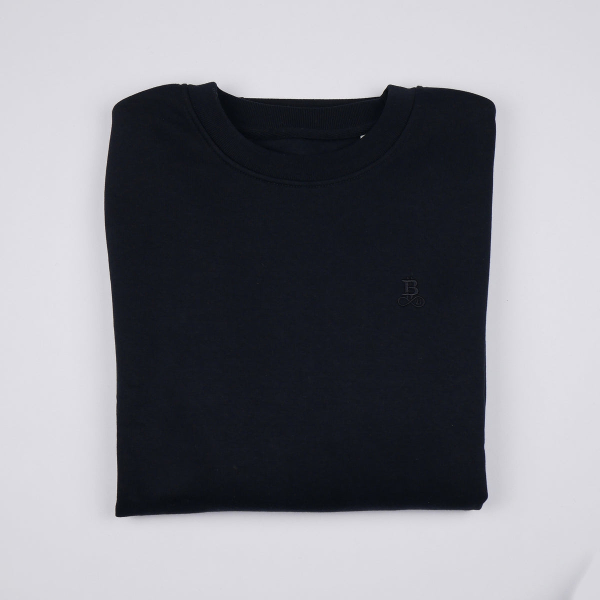 Bitcoin Sweatshirt Privacy in Schwarz, gefaltet von vorn mit Ton in Ton gesticktem Bitcoin21-Logo