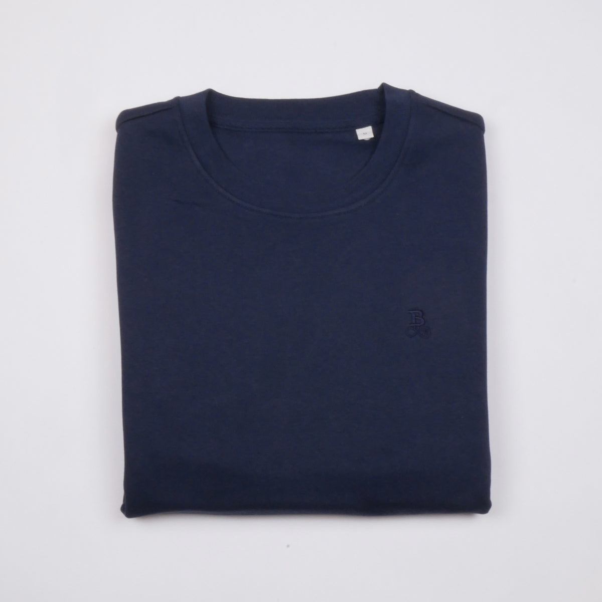 Bitcoin Sweatshirt Privacy in Navy, gefaltet von vorn mit Ton in Ton gesticktem Bitcoin21-Logo