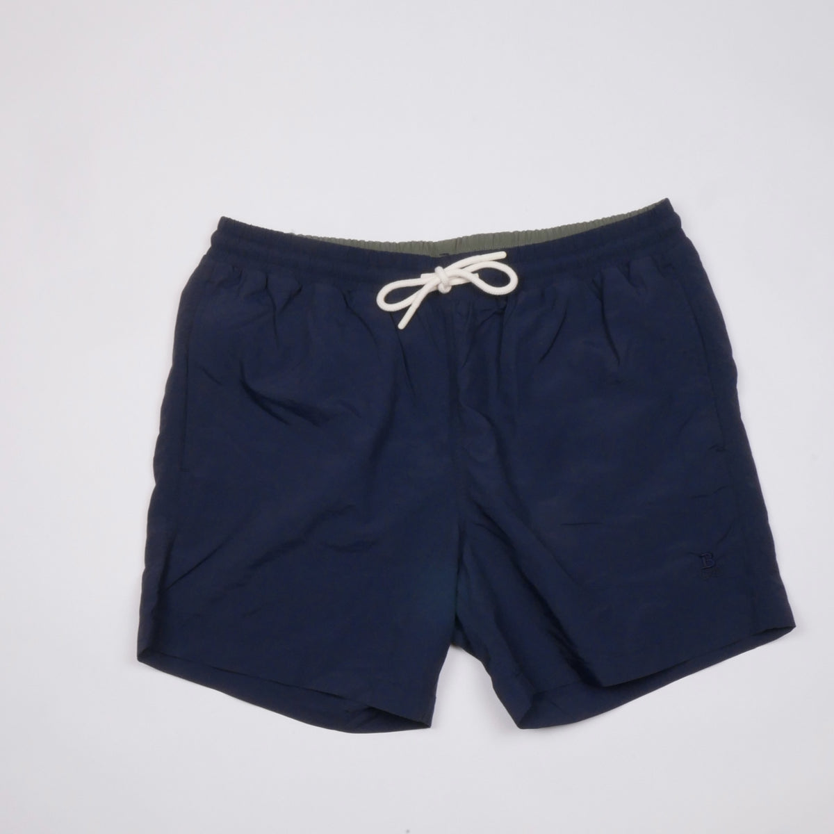 Bitcoin Badehose Privacy in Navy Blue, flach liegend von vorn, Bitcoin21-Logo Ton in Ton am Bein