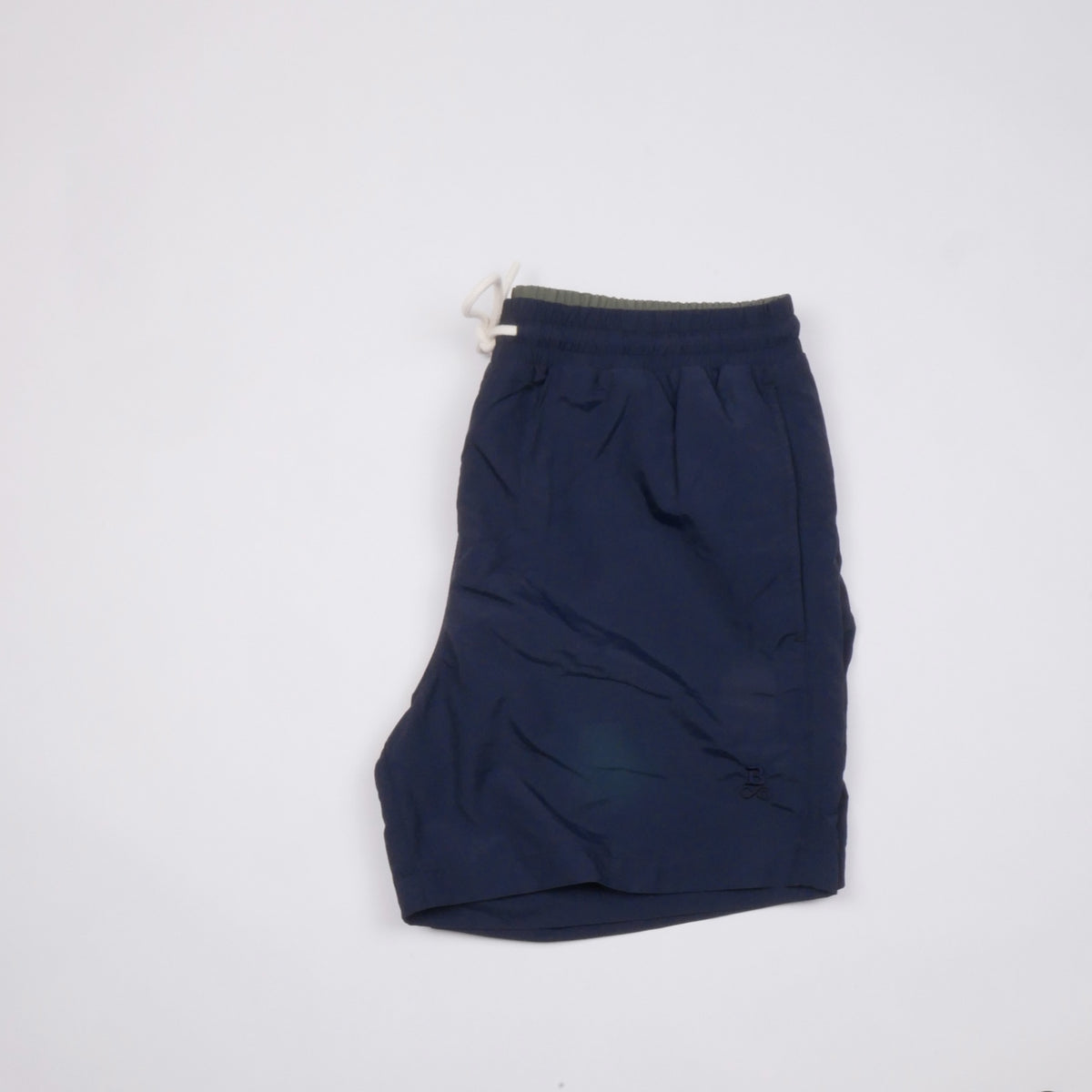 Bitcoin Badehose Privacy in Navy Blue, gefaltet mit Kordelzug und Ton in Ton gesticktem Bitcoin21-Logo