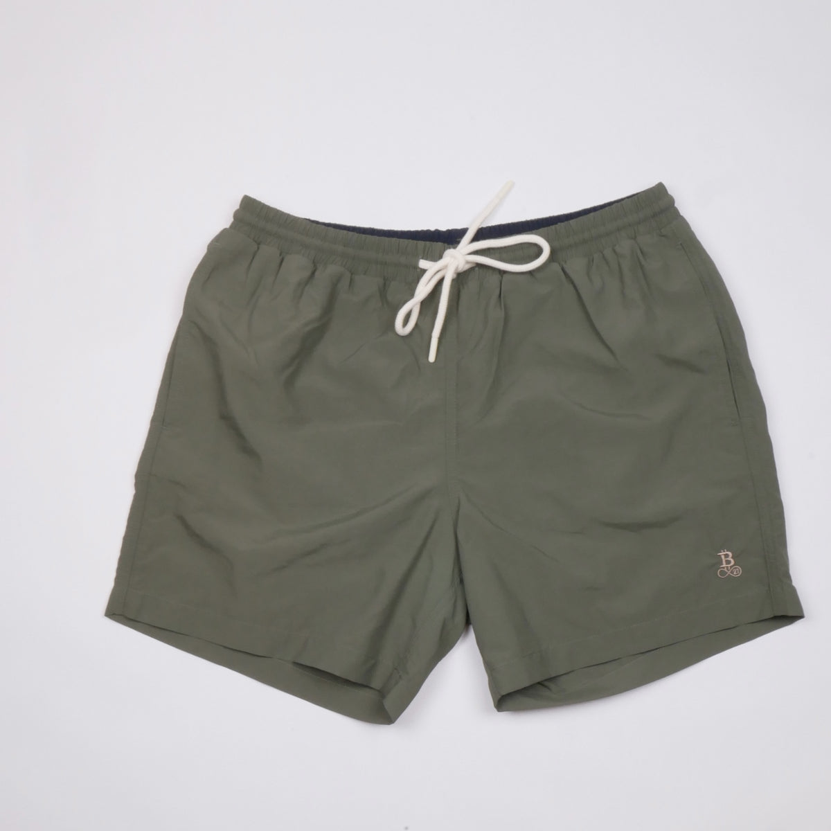 Bitcoin Badehose Privacy in Khaki, flach liegend von vorn, Bitcoin21-Logo Ton in Ton am Bein