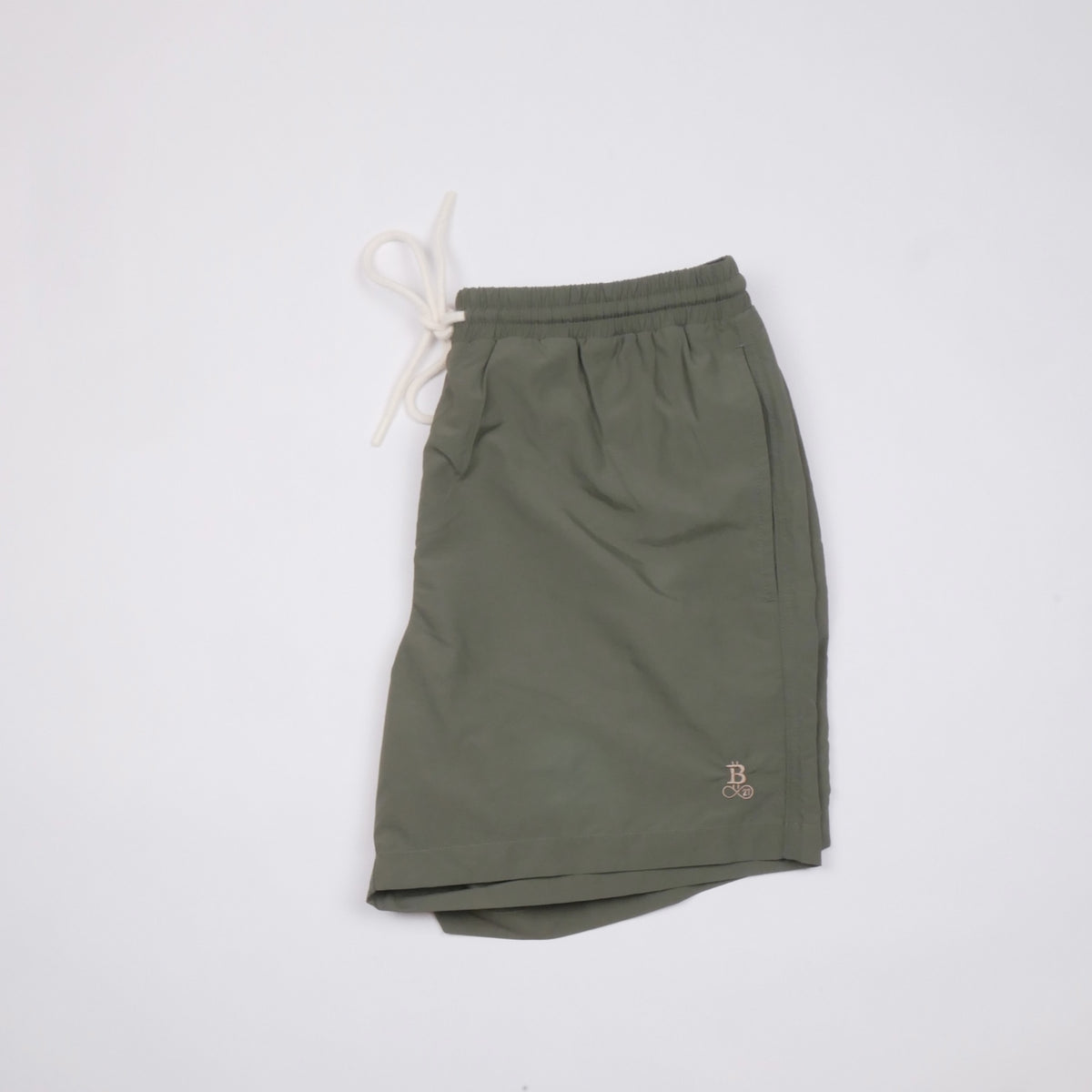 Bitcoin Badehose Privacy in Khaki, gefaltet mit Kordelzug und Ton in Ton gesticktem Bitcoin21-Logo