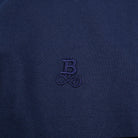 Bitcoin Basic T-Shirt Privacy in Navy aus 100 % Bio-Baumwolle — Detail des ton-in-ton gestickten Bitcoin21 Logos