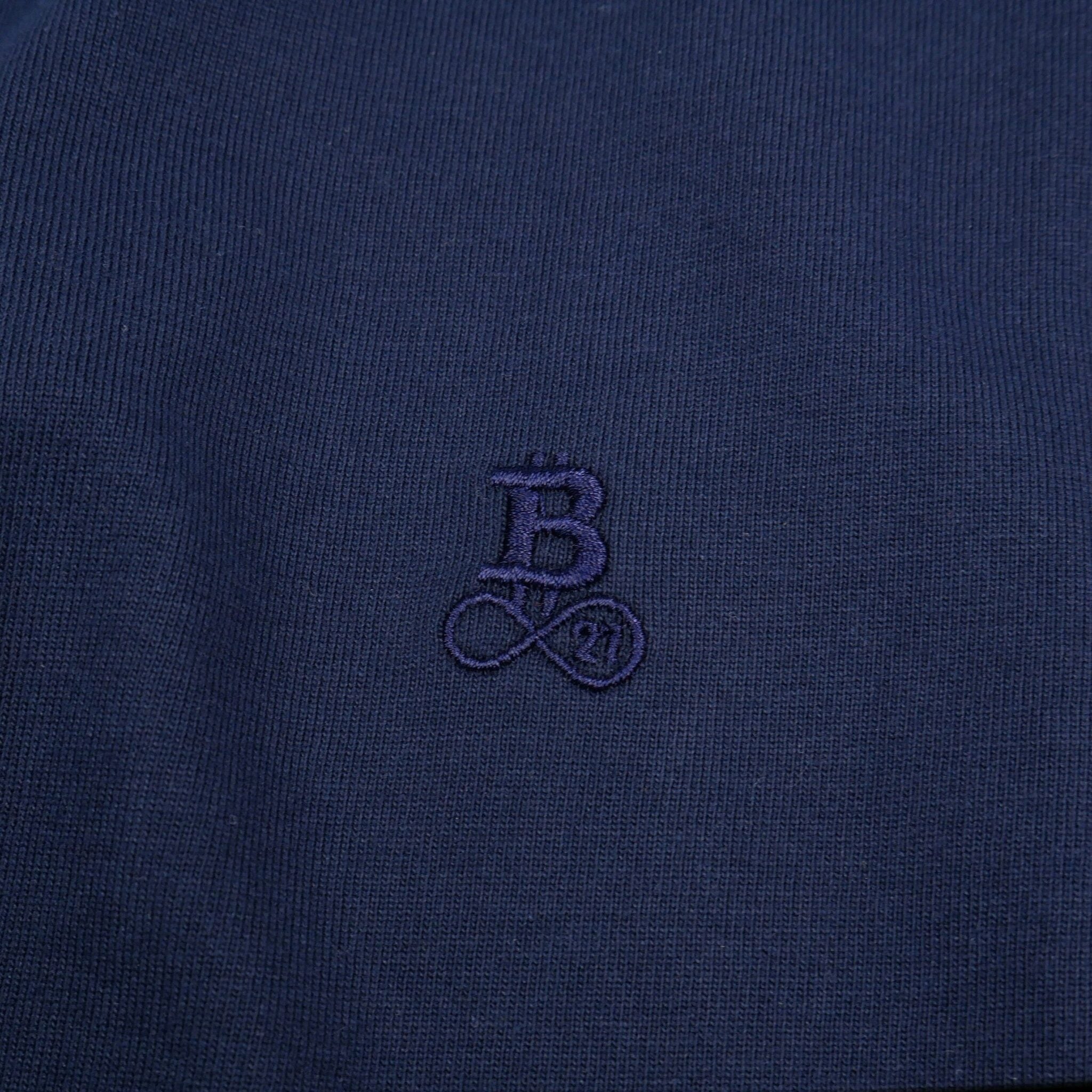 Bitcoin Basic T-Shirt Privacy in Navy aus 100 % Bio-Baumwolle — Detail des ton-in-ton gestickten Bitcoin21 Logos