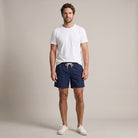 Bitcoin Badehose Privacy in Navy Blue, getragen, Vorderansicht mit Ton in Ton gesticktem Bitcoin21-Logo