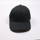 Bitcoin Cap Privacy in Schwarz, Vorderansicht mit Ton in Ton gesticktem Bitcoin21-Logo auf dem Frontpanel