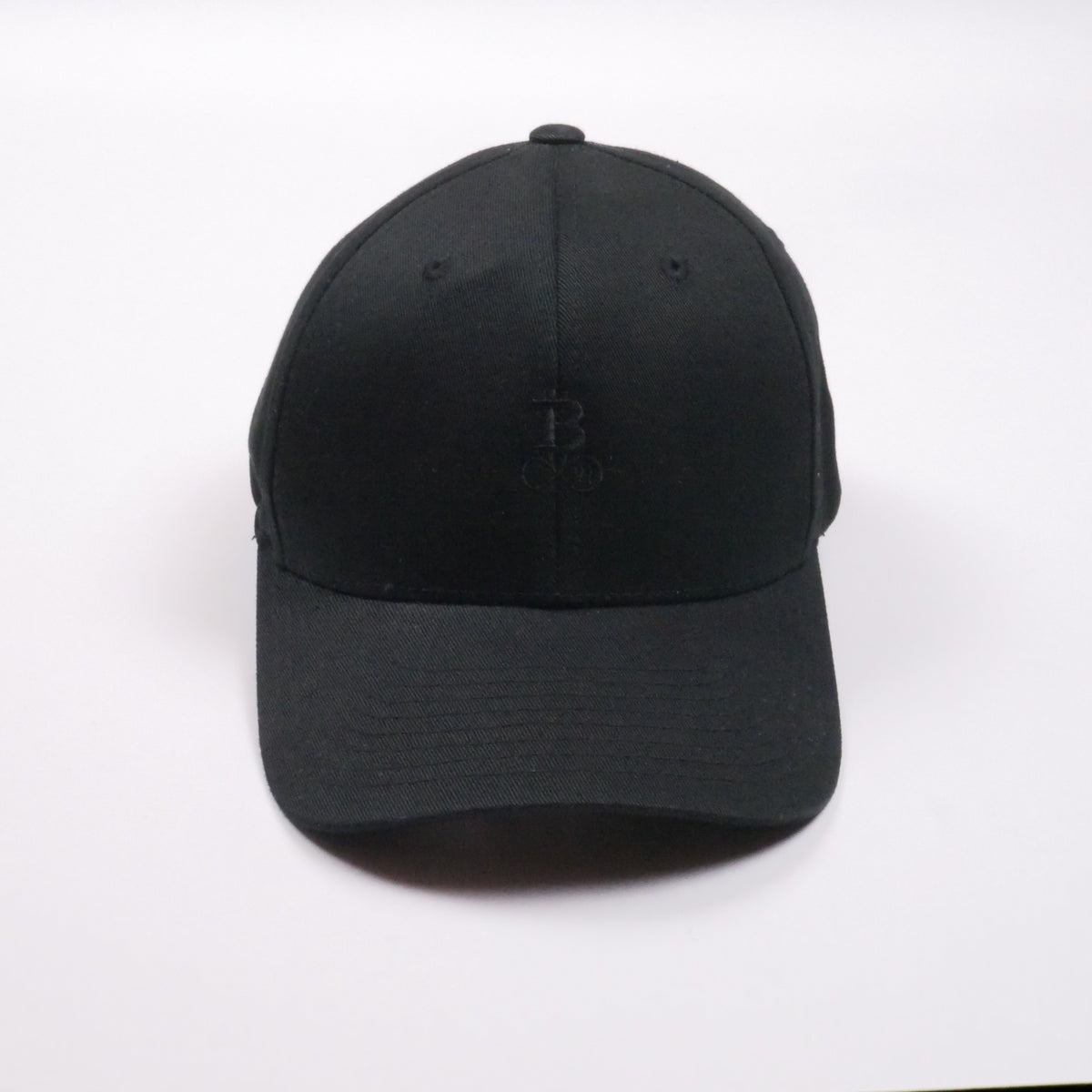 Bitcoin Cap Privacy in Schwarz, Vorderansicht mit Ton in Ton gesticktem Bitcoin21-Logo auf dem Frontpanel