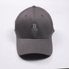 Bitcoin Cap Privacy in Dunkelgrau, Vorderansicht mit Ton in Ton gesticktem Bitcoin21-Logo auf dem Frontpanel