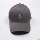 Bitcoin Cap Privacy in Dunkelgrau, Vorderansicht mit Ton in Ton gesticktem Bitcoin21-Logo auf dem Frontpanel