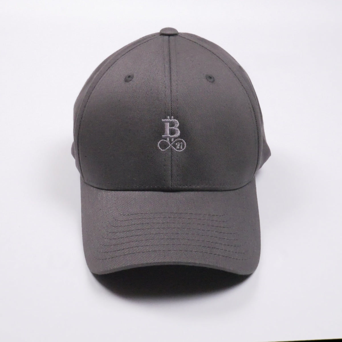 Bitcoin Cap Privacy in Dunkelgrau, Vorderansicht mit Ton in Ton gesticktem Bitcoin21-Logo auf dem Frontpanel