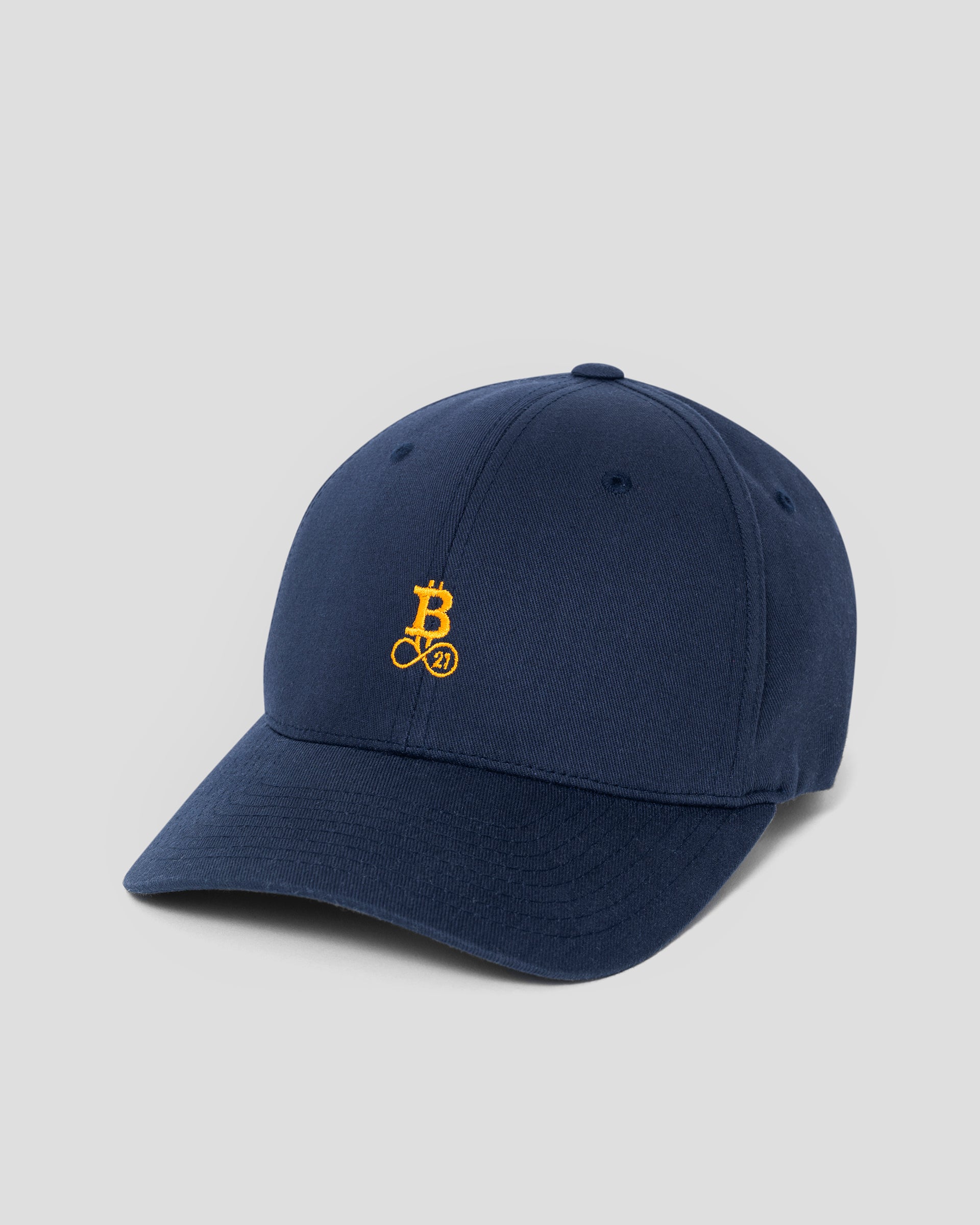 Bitcoin Cap navy aus Bio Baumwolle mit orangefarbenem Bitcoin21 Logo auf der Vorderseite, klassische Baseball Cap freigestellt vor hellem Hintergrund