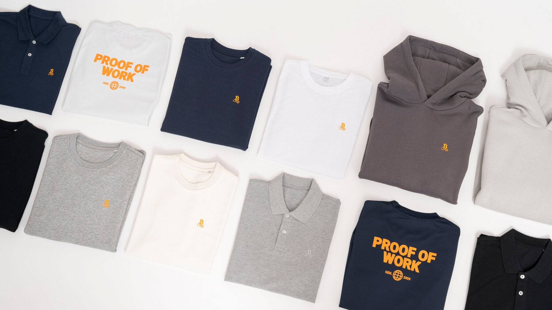 Bitcoin21 Flatlay — Bitcoin-Bekleidung Hoodies T-Shirts und Accessoires arrangiert