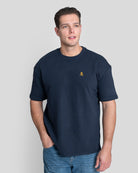 Bitcoin Oversized T-Shirt in Blau für Herren aus schwerer Bio Baumwolle mit orangefarbenen gesticktem Bitcoin21 Logo, lässige Oversized Passform, Model 1,90 m trägt Größe L