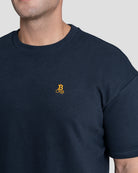 Bitcoin Oversized T-Shirt in Blau für Herren aus schwerer Bio Baumwolle mit orangefarbenen gesticktem Bitcoin21 Logo, Detailaufnahmen am Model