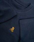 Bitcoin Oversized T-Shirt in Blau für Herren aus schwerer Bio Baumwolle mit orangefarbenen gesticktem Bitcoin21 Logo, Detailaufnahme von Ärmel und Kragen