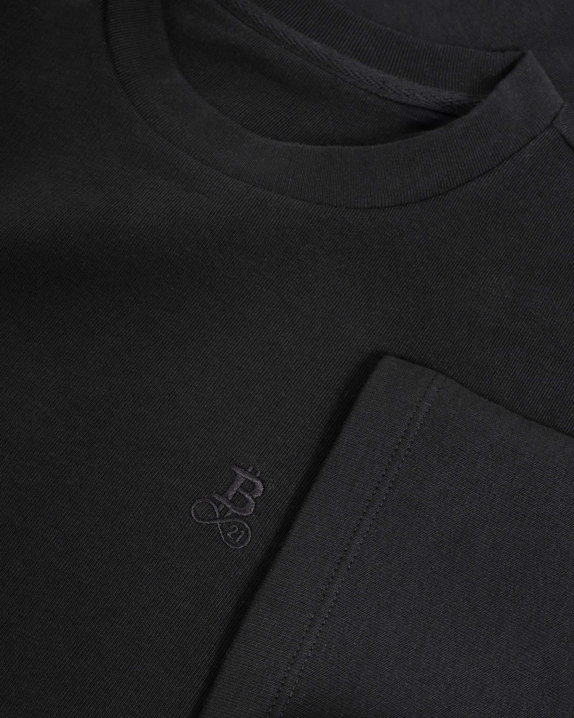 Bitcoin Oversized T-Shirt Privacy - Black für Herren aus schwerer Bio Baumwolle, Detailaufnahme von Rundhalsausschnitt, Ärmel und ton in ton gesticktem Bitcoin21 Logo