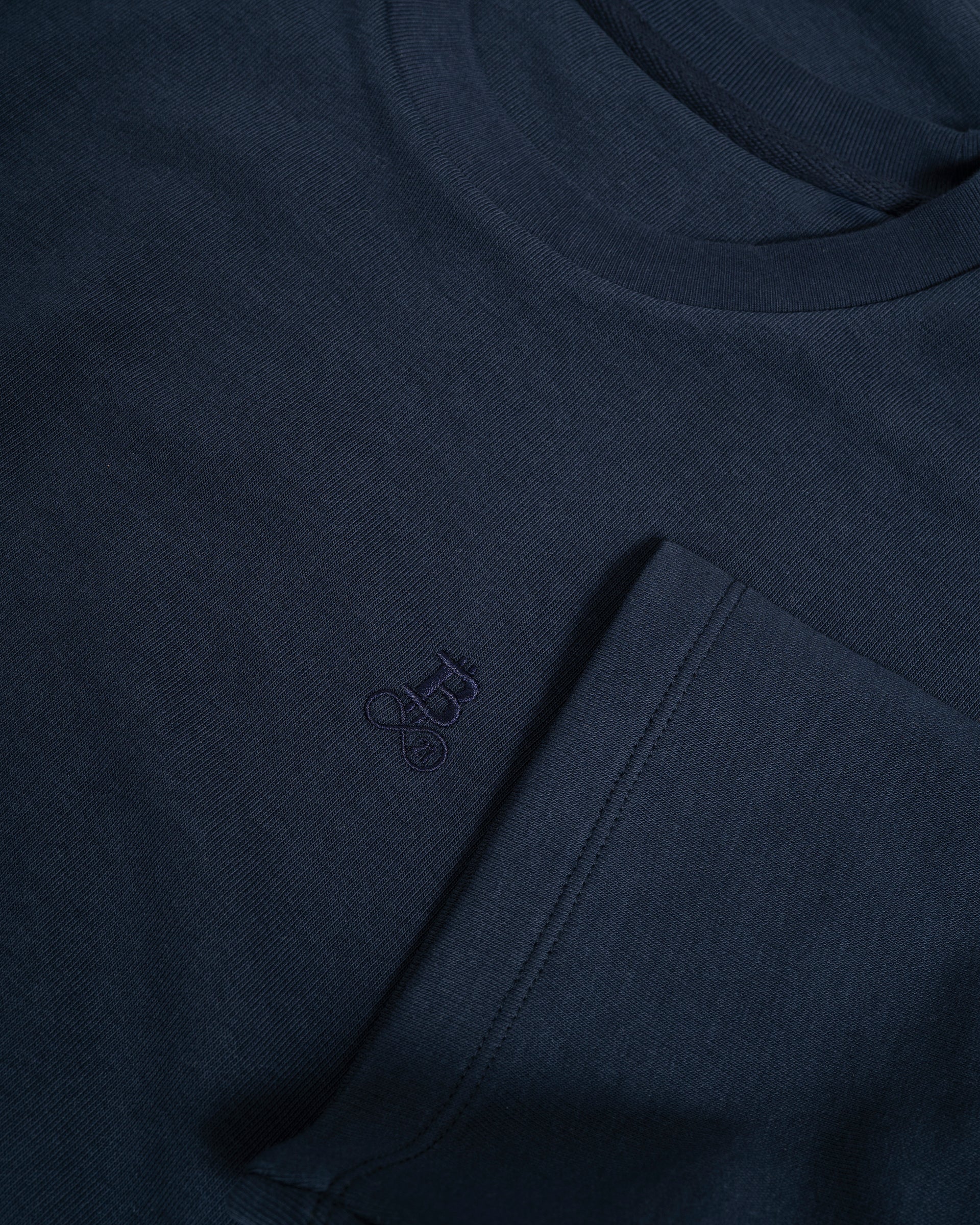 Bitcoin Oversized T-Shirt Privacy - Navy für Herren aus schwerer Bio Baumwolle, Detailaufnahme von Rundhalsausschnitt, Ärmel und ton in ton gesticktem Bitcoin21 Logo