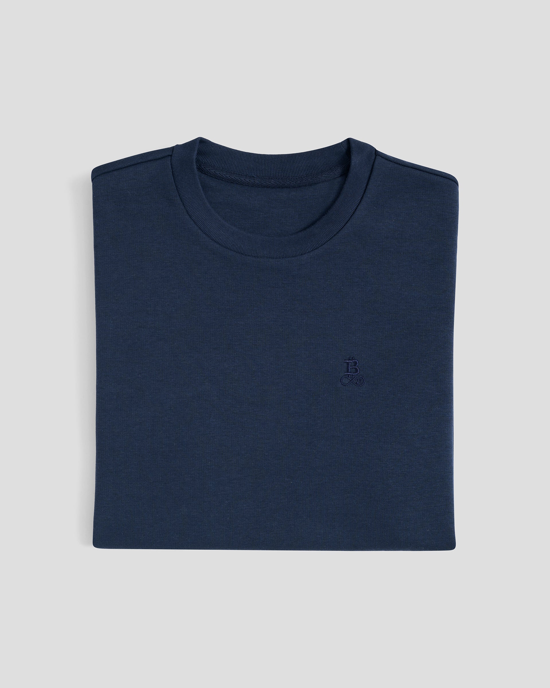 Bitcoin Oversized T-Shirt Privacy - Navy für Herren aus schwerer Bio Baumwolle mit ton in ton gesticktem Bitcoin21 Logo, zusammengefaltetes T Shirt vor hellem Hintergrund