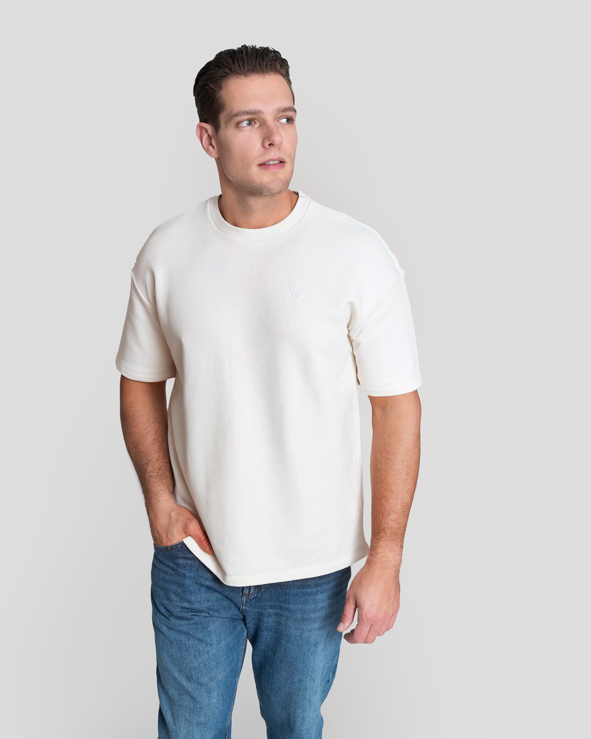 Bitcoin Heavy Oversized T Shirt Privacy Off White für Herren aus schwerer Bio Baumwolle mit ton in ton gesticktem Bitcoin21 Logo, lässige Oversized Passform, Model 1,90 m trägt Größe L