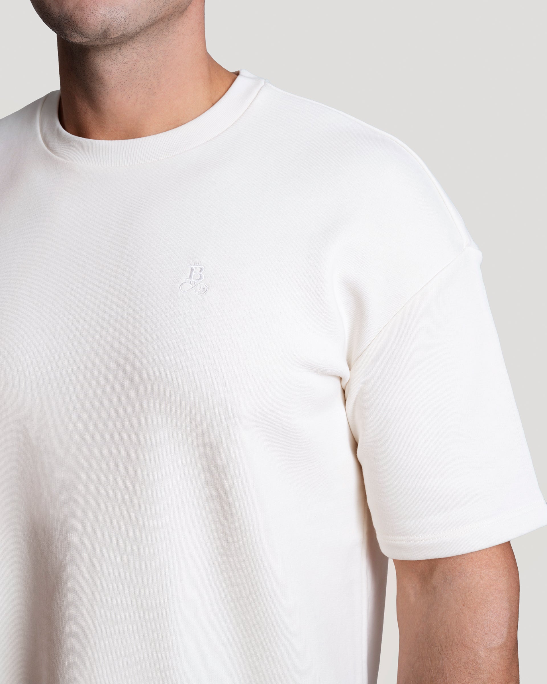 Bitcoin Oversized T-Shirt Privacy - Off-White für Herren aus schwerer Bio Baumwolle, Nahaufnahme des ton in ton gestickten Bitcoin21 Logos auf der Brust