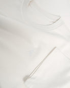 Bitcoin Oversized T-Shirt Privacy - Off-White für Herren aus schwerer Bio Baumwolle, Detailaufnahme von Rundhalsausschnitt, Ärmel und ton in ton gesticktem Bitcoin21 Logo