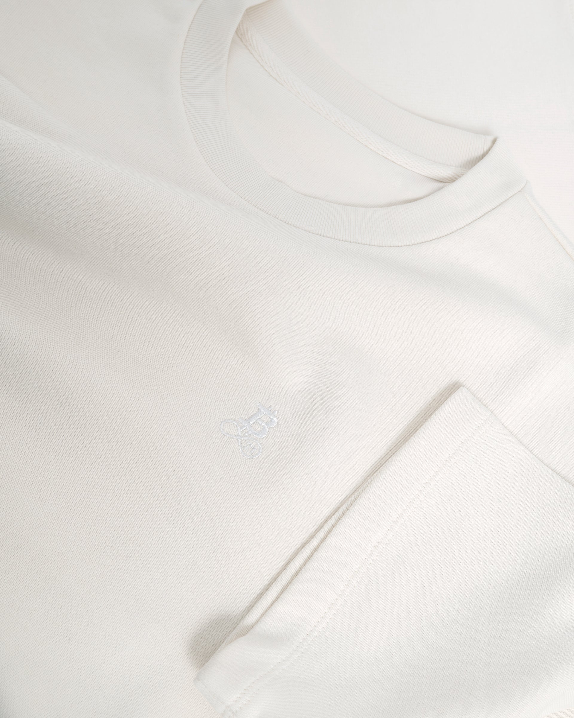 Bitcoin Oversized T-Shirt Privacy - Off-White für Herren aus schwerer Bio Baumwolle, Detailaufnahme von Rundhalsausschnitt, Ärmel und ton in ton gesticktem Bitcoin21 Logo