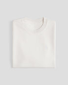 Bitcoin Oversized T-Shirt Privacy - Off-White für Herren aus schwerer Bio Baumwolle mit ton in ton gesticktem Bitcoin21 Logo, zusammengefaltetes T Shirt vor hellem Hintergrund