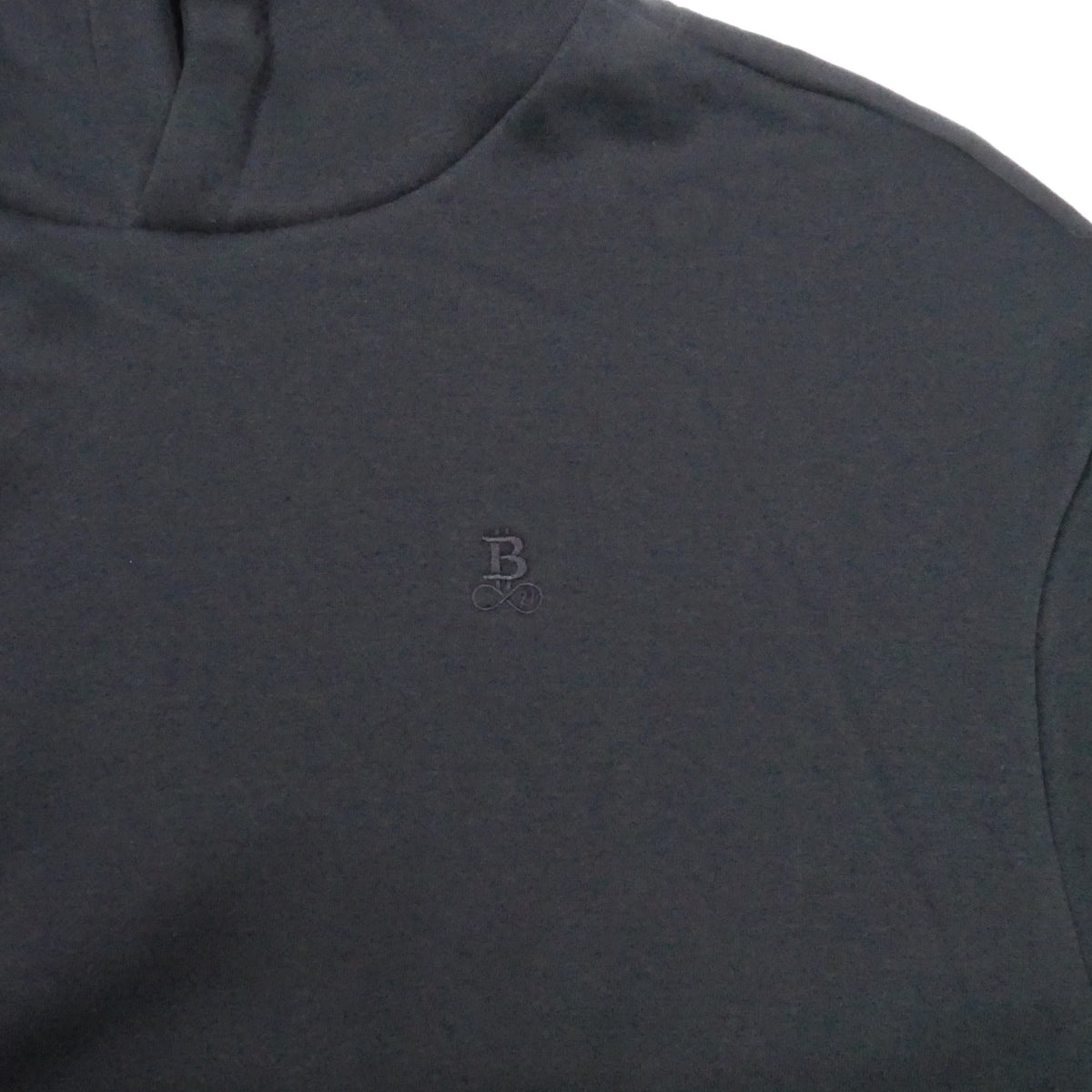 Bitcoin Hoodie Oversized Privacy in Schwarz, Nahaufnahme des Ton in Ton gestickten Bitcoin21-Logos
