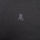 Bitcoin Hoodie Oversized Privacy in Dunkelgrau, Nahaufnahme des Ton in Ton gestickten Bitcoin21-Logos