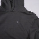 Bitcoin Hoodie Oversized Privacy in Dunkelgrau, Detail von Kapuze und Schulter