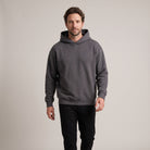Bitcoin Hoodie Oversized Privacy in Dunkelgrau, getragen, Vorderansicht mit Ton in Ton gesticktem Bitcoin21-Logo