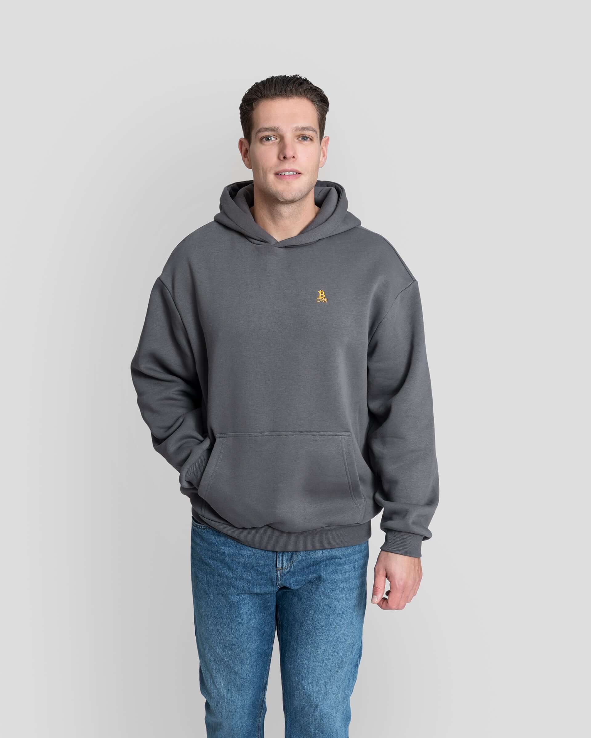 Bitcoin Hoodie oversized grau für Herren aus schwerem 330g Baumwollmix mit orangefarbenem Bitcoin21 Logo, Model 1,90 m trägt Größe L