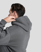 Felpa con cappuccio Bitcoin oversize grigio da uomo in misto cotone pesante, dettaglio del retro e del cappuccio indossato dal modello