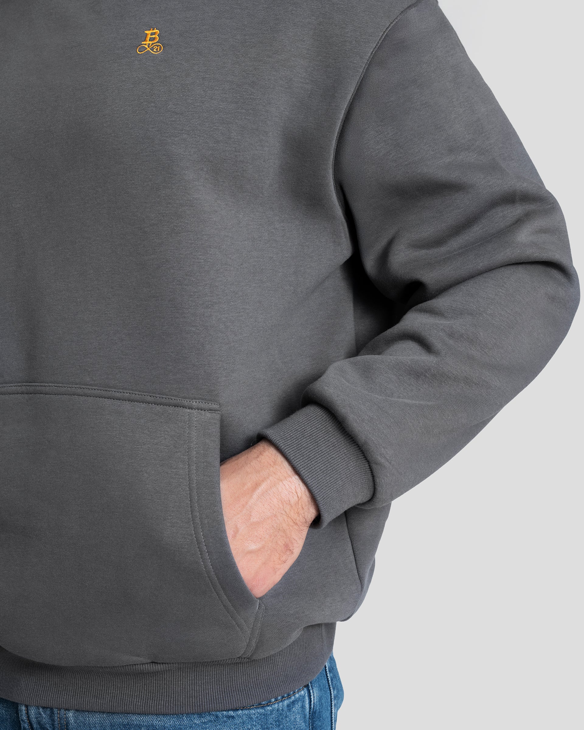 Bitcoin Hoodie oversized grau, Detailaufnahme von Kängurutasche, Ärmelbündchen und weichem Sweatmaterial