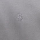 Bitcoin Hoodie Oversized Privacy in Hellgrau, Nahaufnahme des Ton in Ton gestickten Bitcoin21-Logos