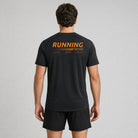 Homme portant le T-shirt de course Bitcoin en noir — impression dorsale RUNNING BITCOIN avec Hal Finney et Since 2009