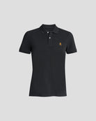 Bitcoin Poloshirt in Schwarz für Herren aus Bio Baumwolle mit orangefarbenen gesticktem Bitcoin21 Logo, klassisches Poloshirt freigestellt vor hellem Hintergrund