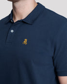 Bitcoin Poloshirt navy für Herren aus Bio Baumwolle, Nahaufnahme von Polokragen, Knopfleiste und orangefarbenen gesticktem Bitcoin21 Logo
