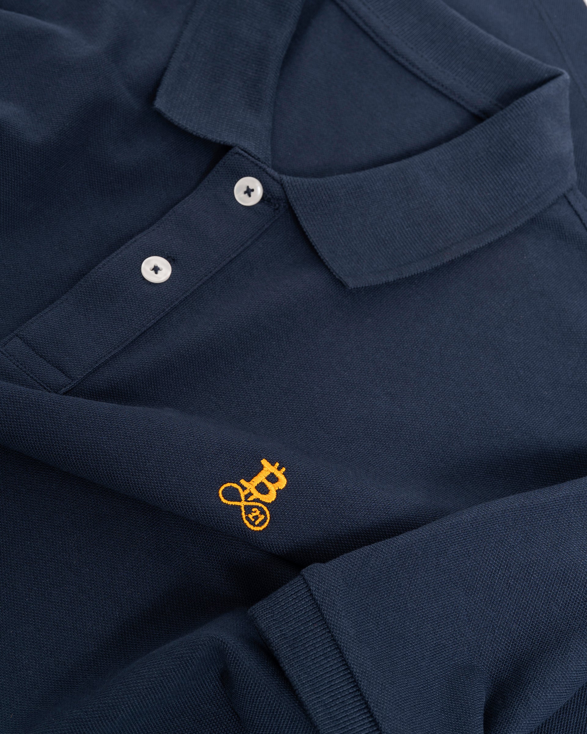 Bitcoin Poloshirt navy für Herren aus Bio Baumwolle, Detailaufnahme von Polokragen, Knopfleiste und gesticktem orangefarbenen Bitcoin21 Logo