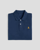 Bitcoin Poloshirt navy für Herren aus Bio Baumwolle mit orangefarbenen gesticktem Bitcoin21 Logo, klassisches Poloshirt zusammengefaltet vor hellem Hintergrund