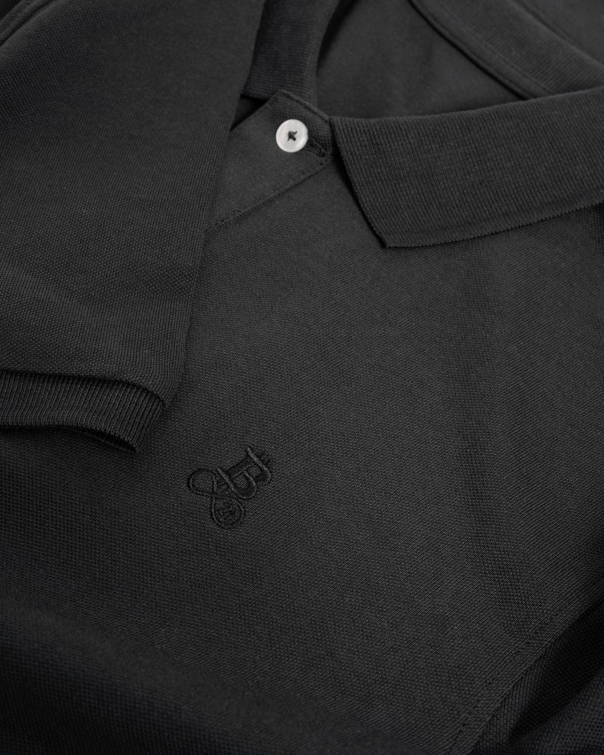 Bitcoin Poloshirt Privacy - Black für Herren aus Bio Baumwolle, Detailaufnahme von Polokragen, Knopfleiste und ton in ton gesticktem Bitcoin21 Logo