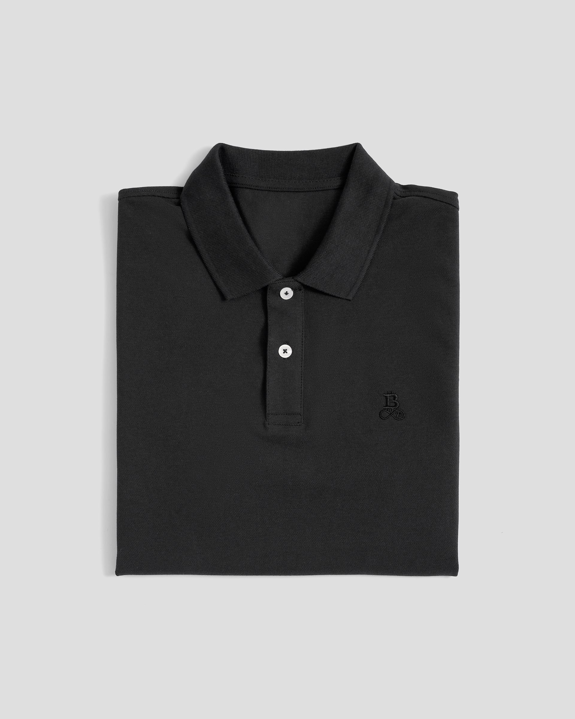 Bitcoin Poloshirt Privacy - Black für Herren aus Bio Baumwolle mit ton in ton gesticktem Bitcoin21 Logo, klassisches Poloshirt zusammengefaltet vor hellem Hintergrund